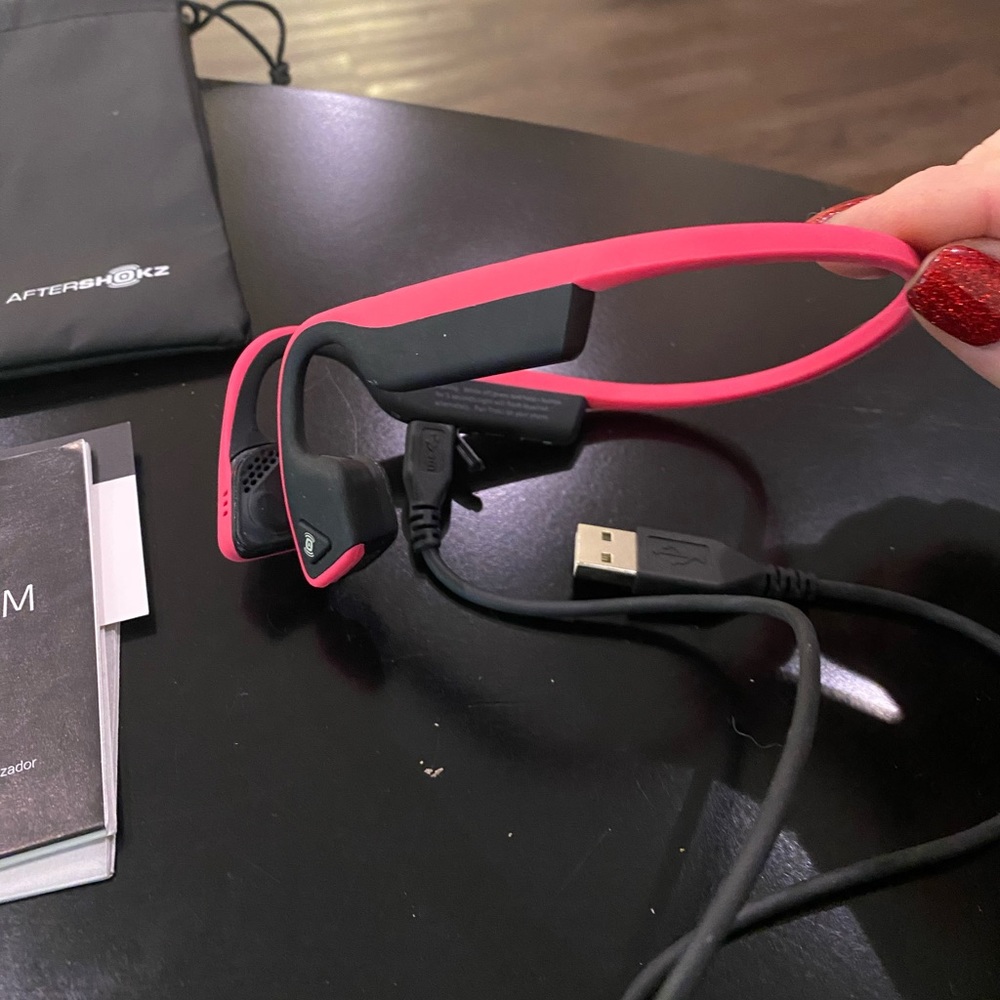 Treks aftershokz titanium Bluetooth headphones